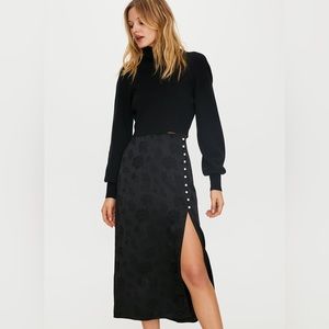 WILFRED Baroque Skirt Pearl Satin Midi length Black | Aritzia (M)